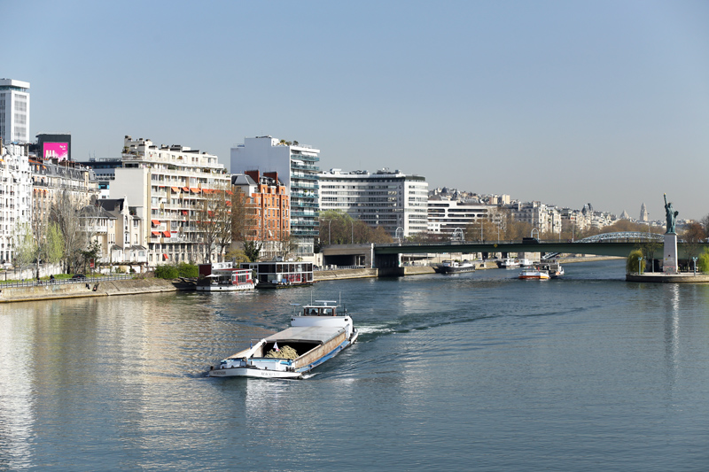 paris pniches industrielle sur la seine et Statue Libert le aux Cygnes