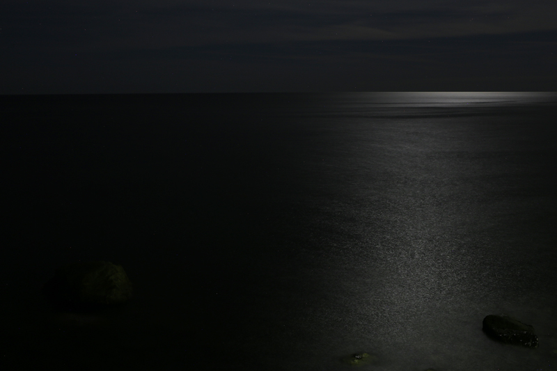 mare ligure di notte con luna piena fotografi